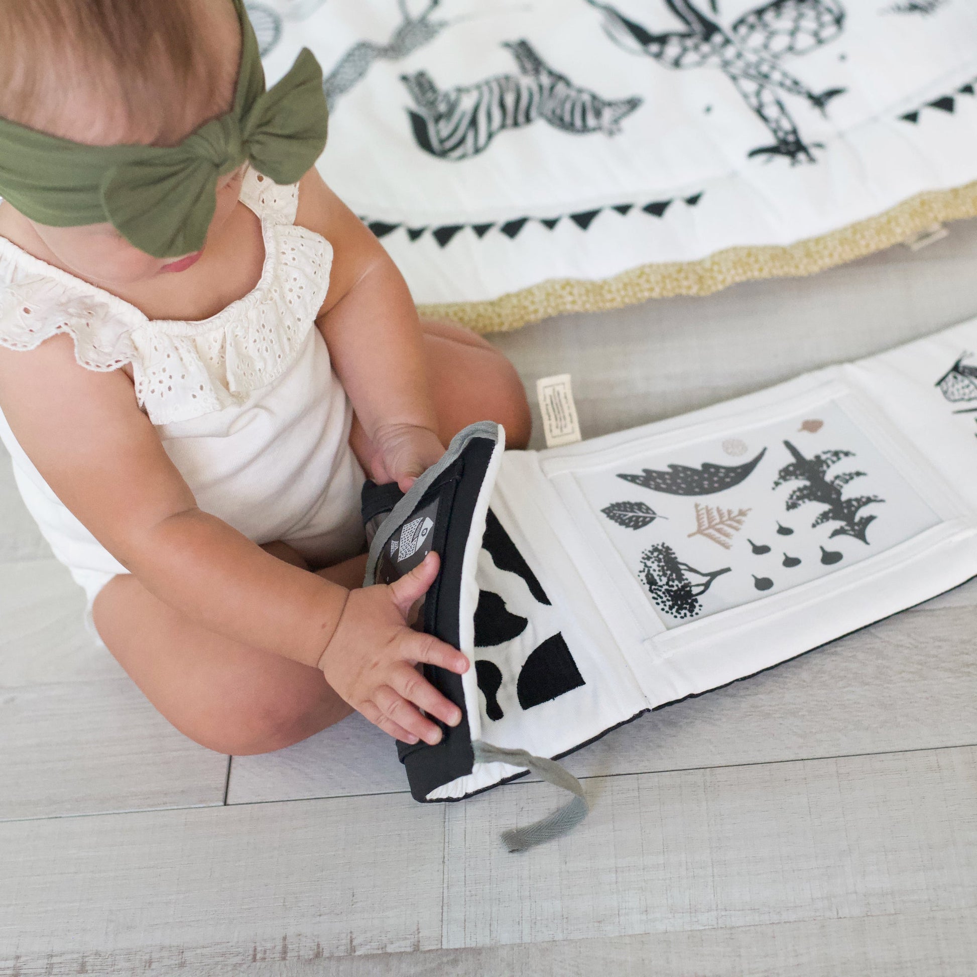 Baby Tummy Time Gallery with Mirror - The Nurturing Nook