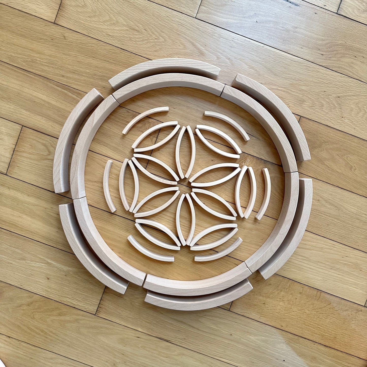 **Pre-order (Ships in 2-3 Weeks)** 28 Pcs Mini Curved Natural Wooden Building Blocks with Storage Tray