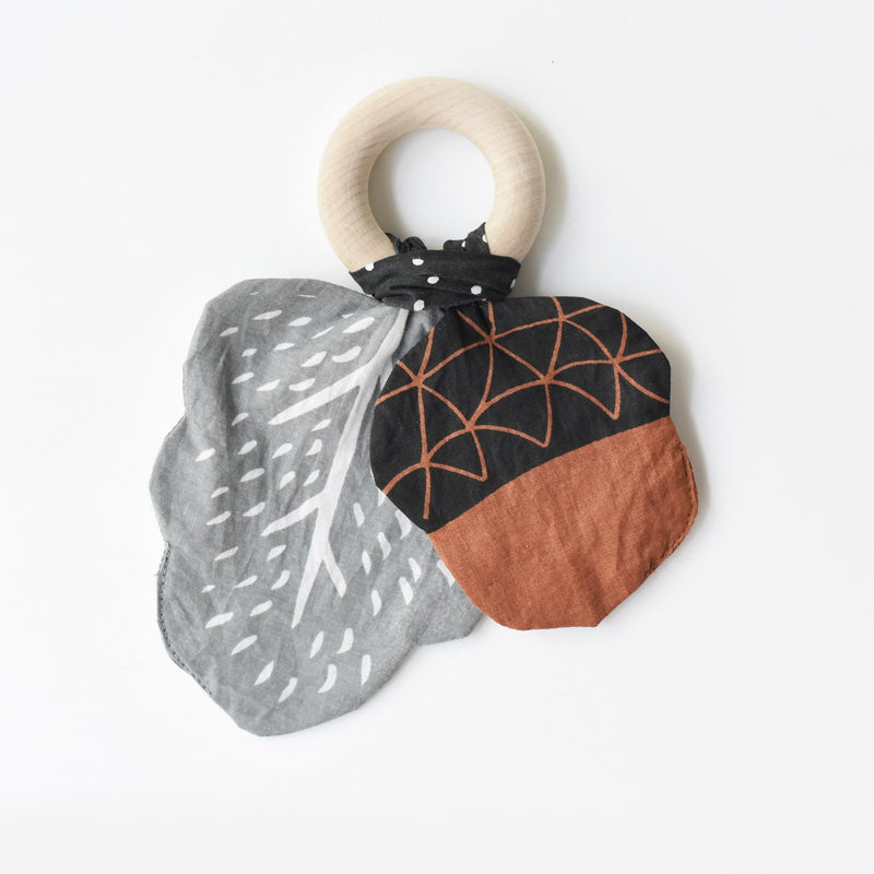 Organic crinkle teether with maple wood ring – acorn