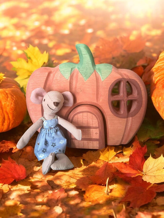 **Pre - order (Ships in 2 - 3 Weeks)**Miniature Mice - The Nurturing Nook